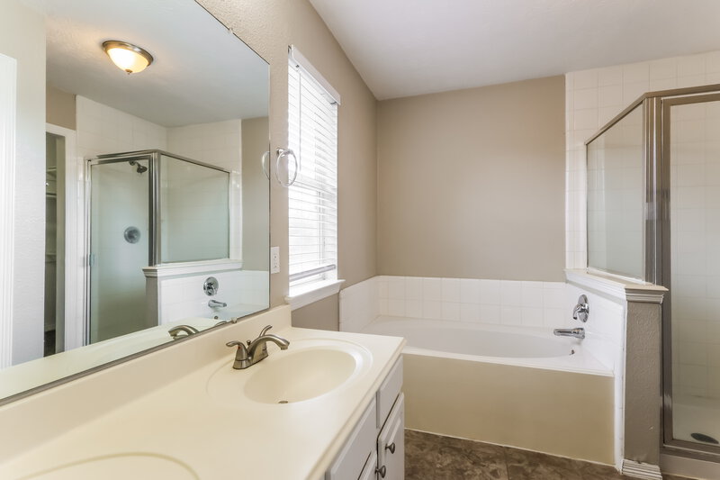 1,825/Mo, 26614 Cypresswood Dr Spring, TX 77373 Main Bathroom View