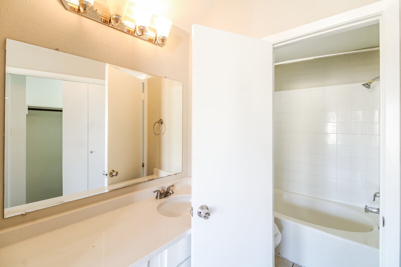 1,790/Mo, 16222 Samoa Way Houston, TX 77053 Main Bathroom View