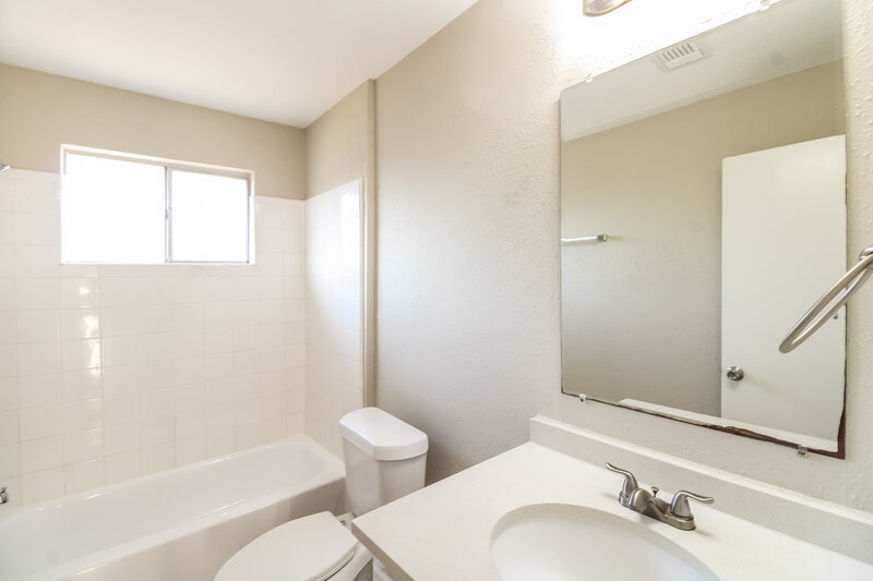 1,790/Mo, 16222 Samoa Way Houston, TX 77053 Bathroom View