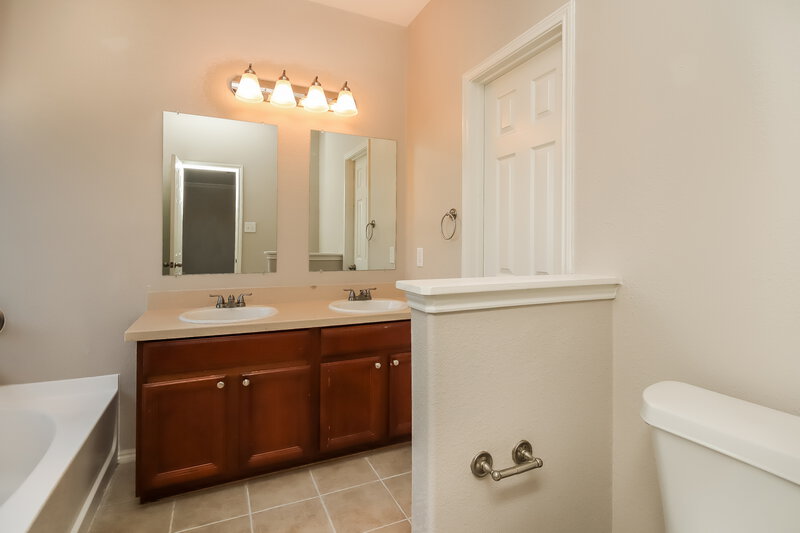 2,055/Mo, 14106 Chelseahurst Lane Houston, TX 77047 Main Bathroom View