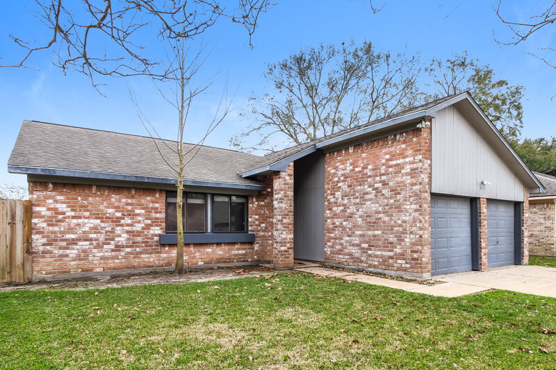 2,060/Mo, 415 Charidges Drive Houston, TX 77034 Front View 2