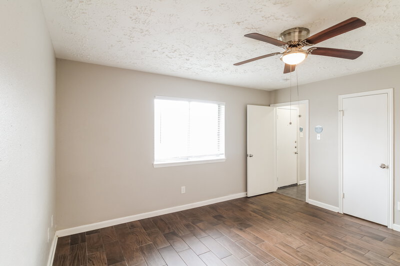 2,060/Mo, 415 Charidges Drive Houston, TX 77034 Main Bedroom View