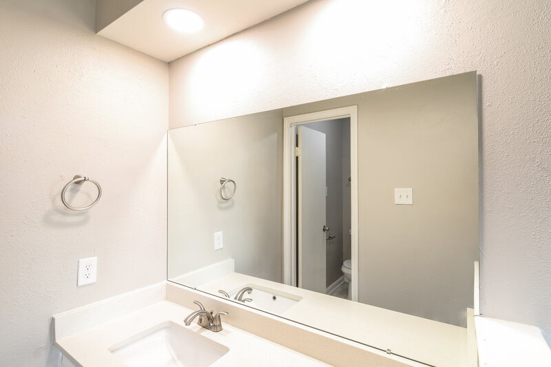 2,060/Mo, 415 Charidges Drive Houston, TX 77034 Main Bathroom View