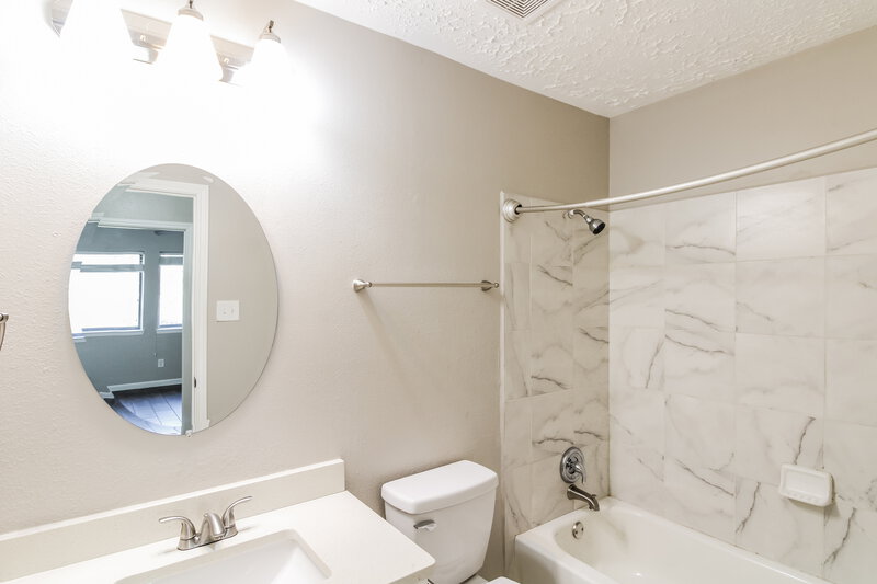 2,060/Mo, 415 Charidges Drive Houston, TX 77034 Bathroom View