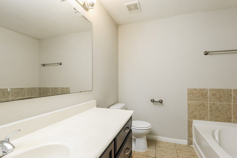 1,855/Mo, 13450 Gardenia Mist Lane Houston, TX 77044 Main Bathroom View