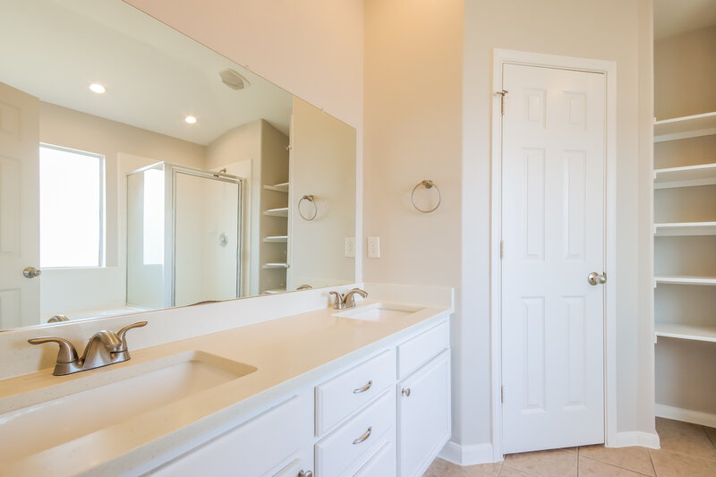 2,120/Mo, 22454 Highland Point Ln Spring, TX 77373 Main Bathroom View
