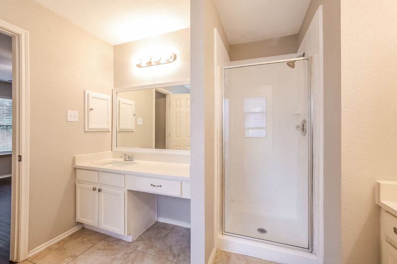 1,925/Mo, 6030 NW Creek Cir Houston, TX 77086 Main Bathroom View