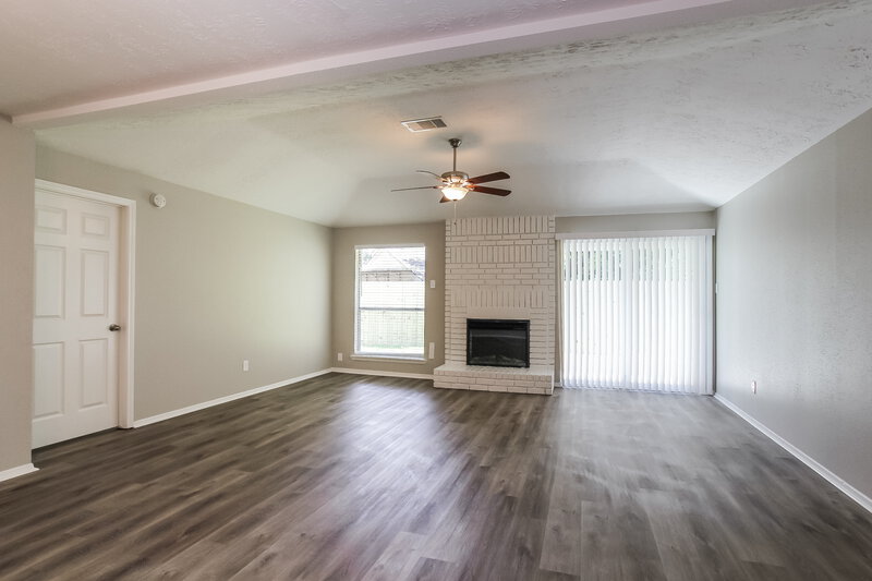 2,135/Mo, 314 Thistlewood Ct League City, TX 77573 Living Room View