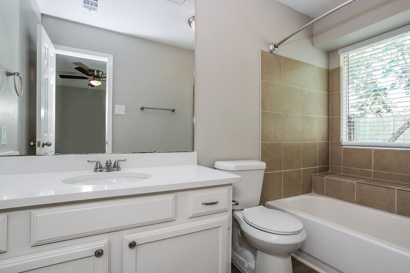 2,135/Mo, 314 Thistlewood Ct League City, TX 77573 Master Bathroom View