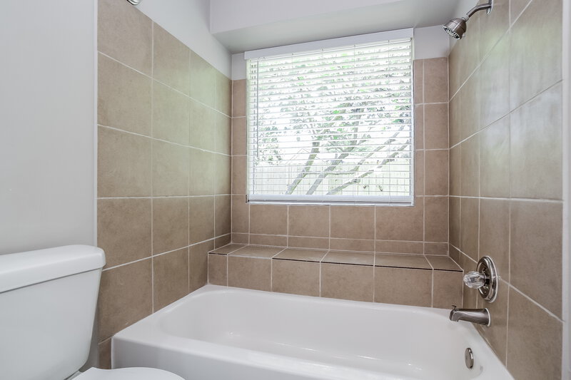 2,135/Mo, 314 Thistlewood Ct League City, TX 77573 Master Bathroom View 2