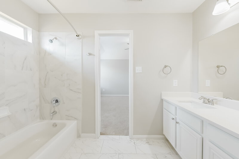 2,245/Mo, 13215 Dennis Way Lane Houston, TX 77044 Master Bathroom View
