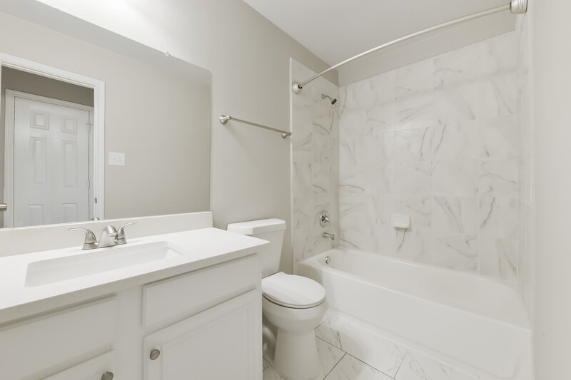 2,245/Mo, 13215 Dennis Way Lane Houston, TX 77044 Bathroom View