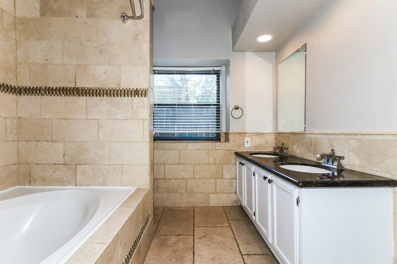 1,905/Mo, 4210 Hawk Meadow Dr Katy, TX 77449 Main Bathroom View