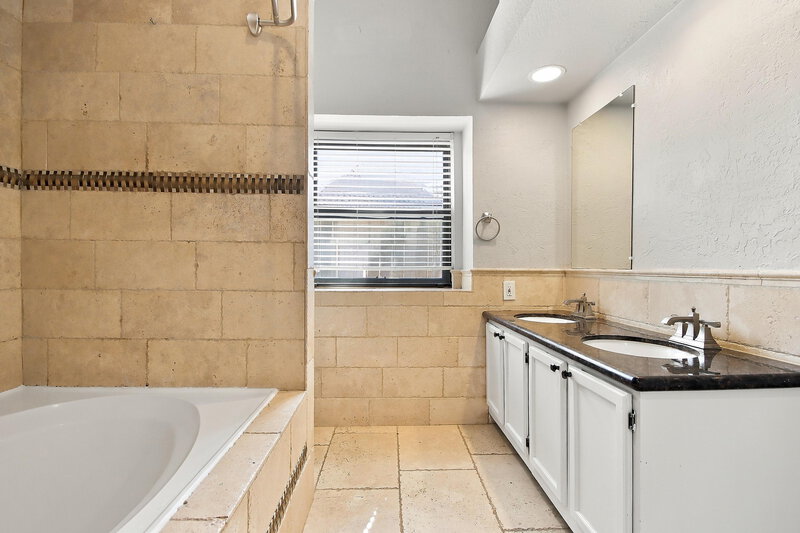 1,815/Mo, 4210 Hawk Meadow Dr Katy, TX 77449 Primary Bathroom View 2