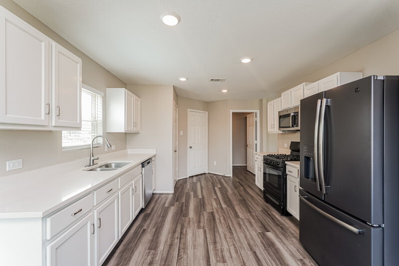 1,850/Mo, 8005 Wayside Village Way Houston, TX 77016 Kitchen View