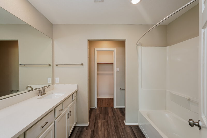 1,850/Mo, 8005 Wayside Village Way Houston, TX 77016 Main Bathroom View