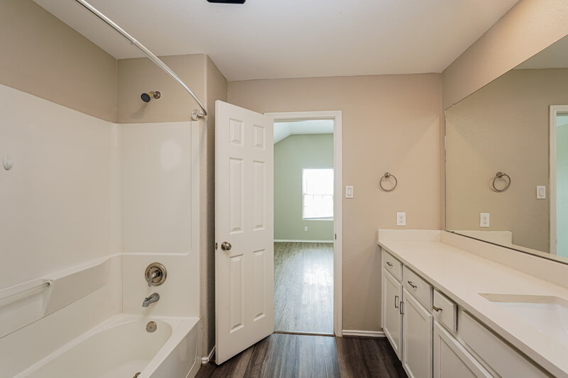 1,850/Mo, 8005 Wayside Village Way Houston, TX 77016 Main Bathroom View 2
