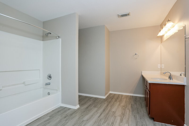 2,910/Mo, 2922 Junction Dr Houston, TX 77045 Main Bathroom View