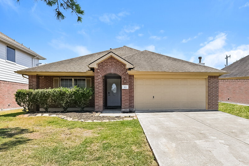 2,150/Mo, 303 Mammoth Springs Ln Dickinson, TX 77539 External View