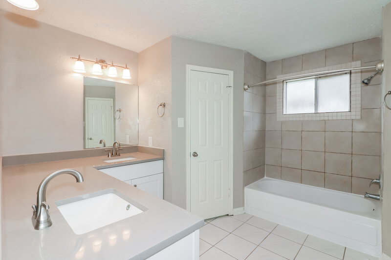 1,745/Mo, 1515 Windys Way Katy, TX 77449 Main Bathroom View