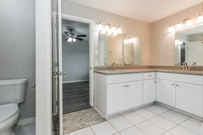 1,745/Mo, 1515 Windys Way Katy, TX 77449 Main Bathroom View 2