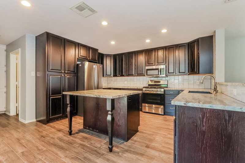 2,140/Mo, 302 Falling Pine Dr Conroe, TX 77304 Kitchen View