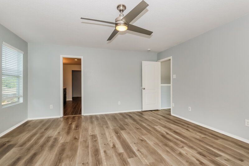 2,140/Mo, 302 Falling Pine Dr Conroe, TX 77304 Main Bedroom View