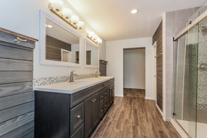 2,140/Mo, 302 Falling Pine Dr Conroe, TX 77304 Main Bathroom View
