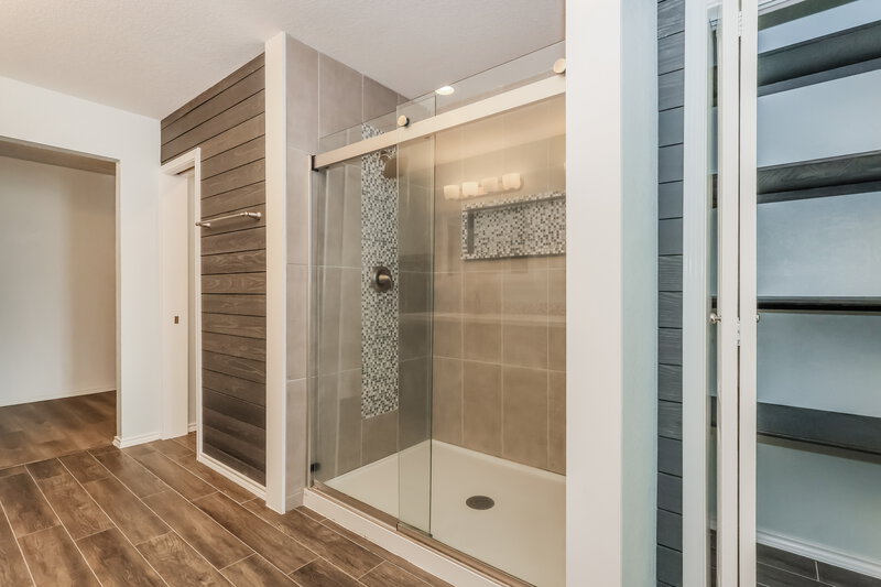 2,140/Mo, 302 Falling Pine Dr Conroe, TX 77304 Main Bathroom View 2