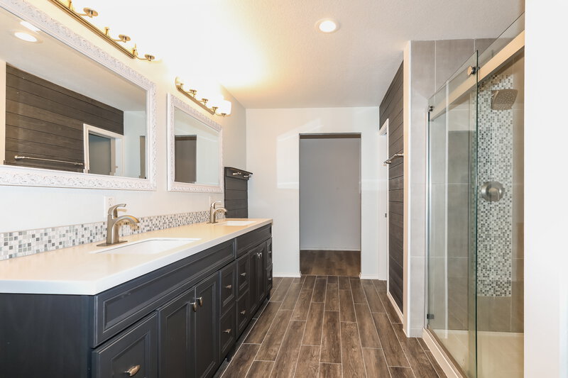 1,950/Mo, 302 Falling Pine Dr Conroe, TX 77304 Main Bathroom View