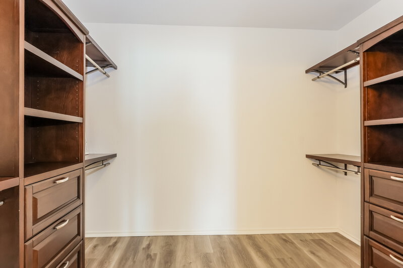 2,140/Mo, 302 Falling Pine Dr Conroe, TX 77304 Walk In Closet View