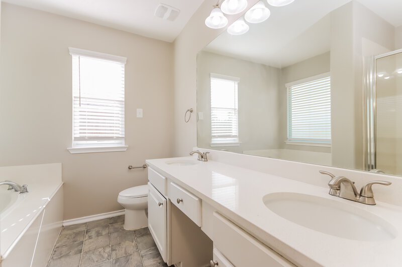 2,060/Mo, 330 Harbor Mist Dr Crosby, TX 77532 Main Bathroom View