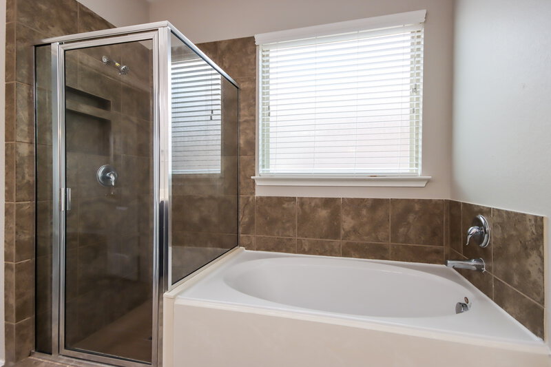 2,540/Mo, 19238 Silver Dapple Dr Porter, TX 77365 Main Bathroom View 2