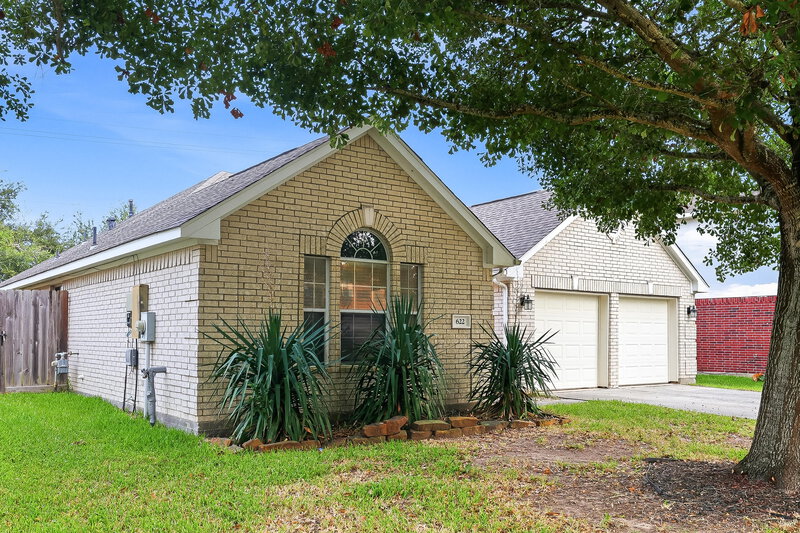2,260/Mo, 622 Oak Briar Dr Kemah, TX 77565 Front View