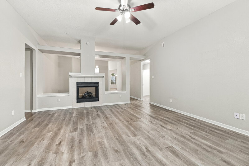 2,260/Mo, 622 Oak Briar Dr Kemah, TX 77565 Living Room View