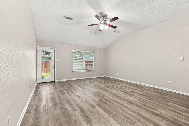 2,260/Mo, 622 Oak Briar Dr Kemah, TX 77565 Living Room View 2