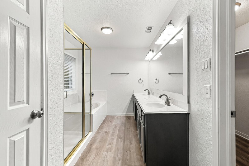 2,260/Mo, 622 Oak Briar Dr Kemah, TX 77565 Primary Bathroom View