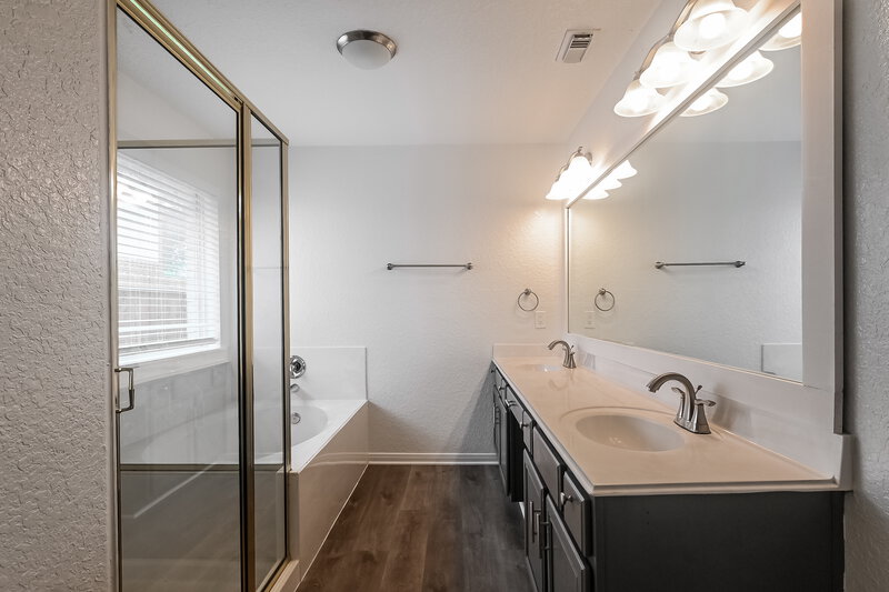 2,665/Mo, 622 Oak Briar Dr Kemah, TX 77565 Main Bathroom View