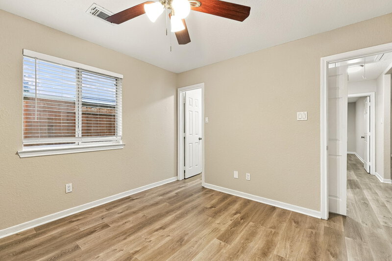 2,260/Mo, 622 Oak Briar Dr Kemah, TX 77565 Bedroom View 2