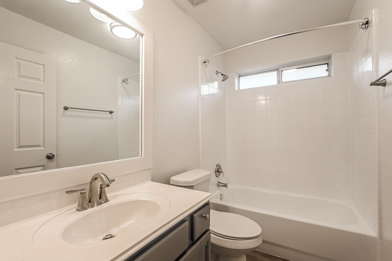 2,665/Mo, 622 Oak Briar Dr Kemah, TX 77565 Bathroom View