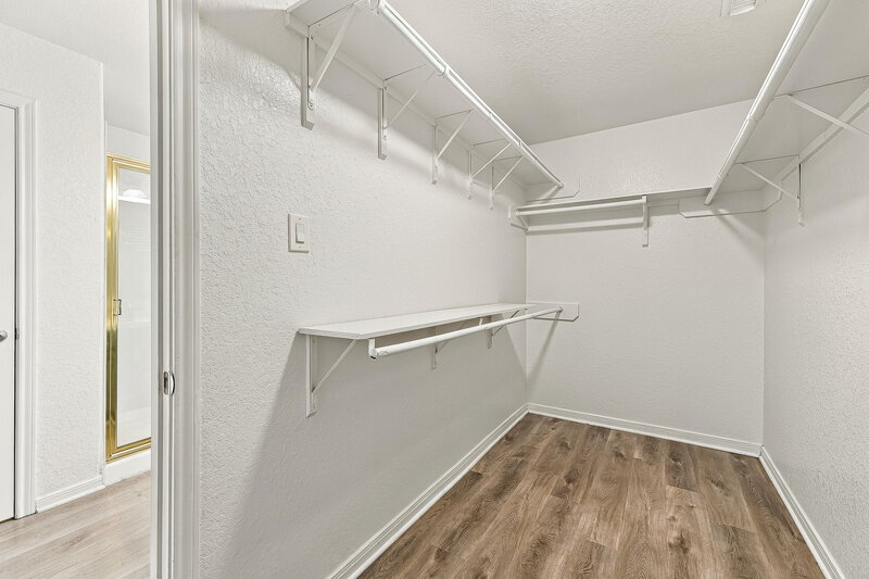 2,260/Mo, 622 Oak Briar Dr Kemah, TX 77565 Closet View 2