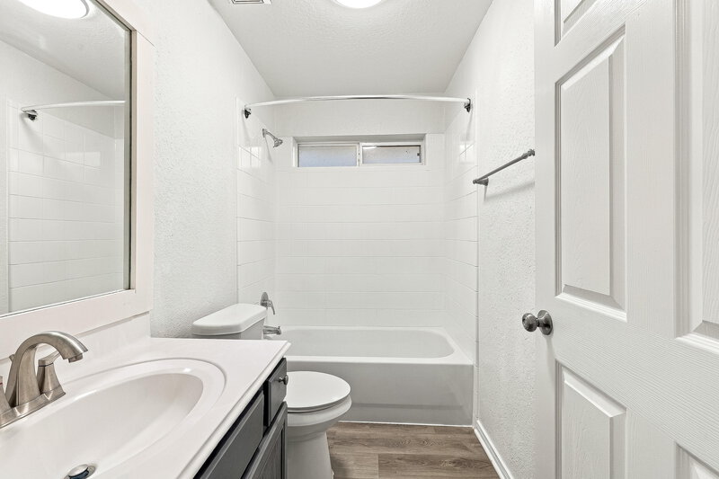 2,260/Mo, 622 Oak Briar Dr Kemah, TX 77565 Bathroom View