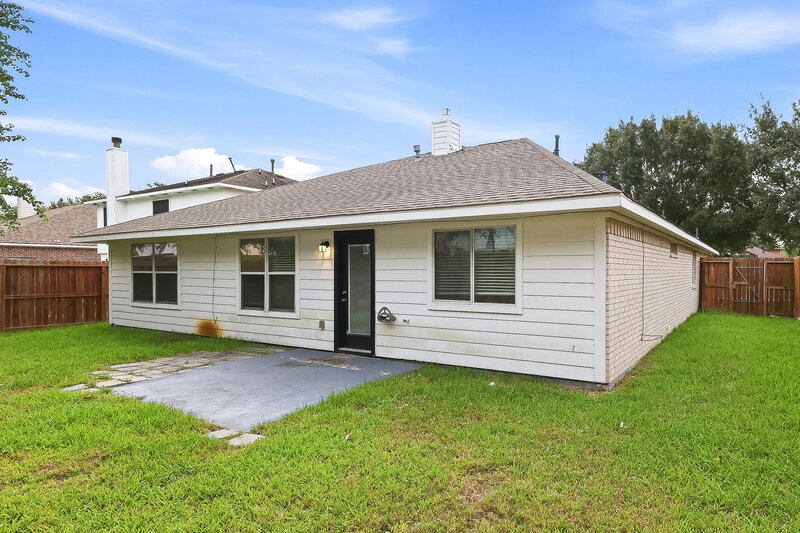 2,260/Mo, 622 Oak Briar Dr Kemah, TX 77565 Rear View