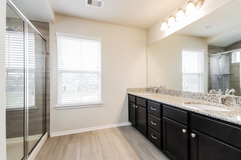 2,190/Mo, 3132 Stately Chestnut Ct Conroe, TX 77301 Main Bathroom View