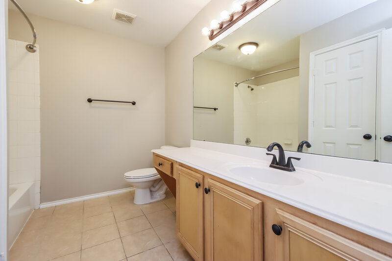 1,935/Mo, 415 Crosby Village Dr Crosby, TX 77532 Main Bathroom View