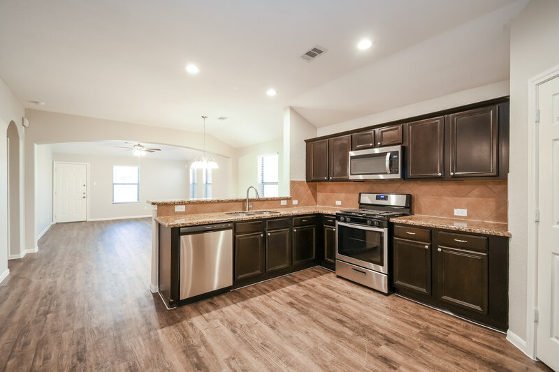 2,205/Mo, 135 Tonkawa Canyon Dr La Marque, TX 77568 Kitchen View
