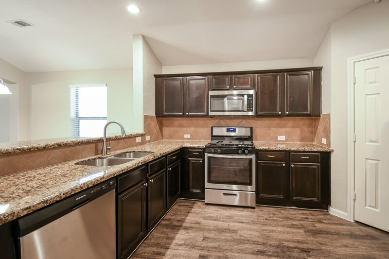 2,205/Mo, 135 Tonkawa Canyon Dr La Marque, TX 77568 Kitchen View 2