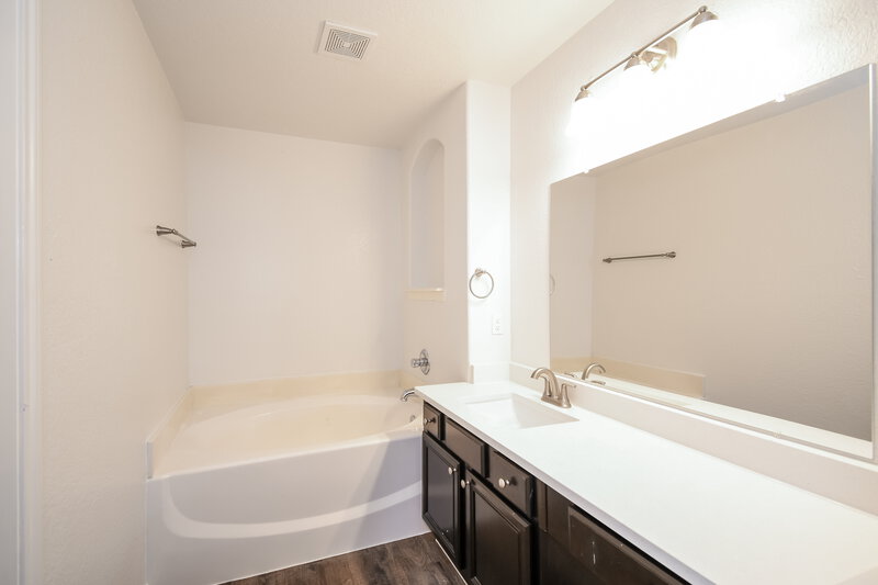 2,205/Mo, 135 Tonkawa Canyon Dr La Marque, TX 77568 Main Bathroom View