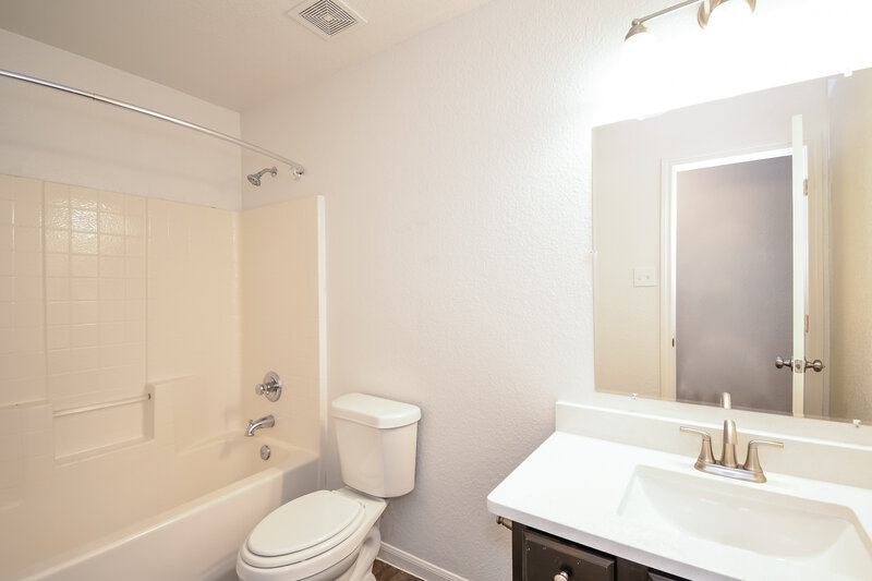 2,205/Mo, 135 Tonkawa Canyon Dr La Marque, TX 77568 Bathroom View
