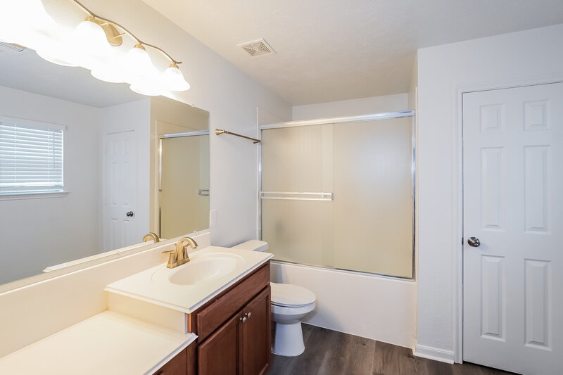 2,335/Mo, 3007 Mustang Meadow Ln Manvel, TX 77578 Main Bathroom View